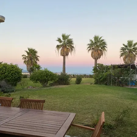 Oasis Pool & Views בית נופש *